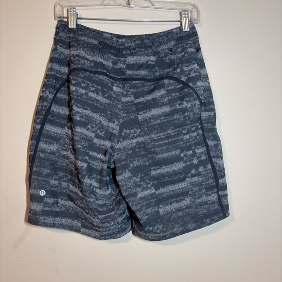 lululemon athletica Men's Charcoal & Light Grey Patterned Athletic Shorts - Picture 2 of 8